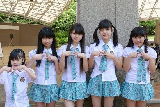 日小学生女团走红 日本女人早熟 00后女孩也发育的这么好