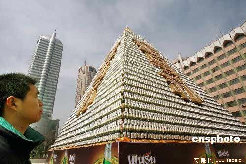 乌鲁木齐万瓶啤酒堆成“金字塔”