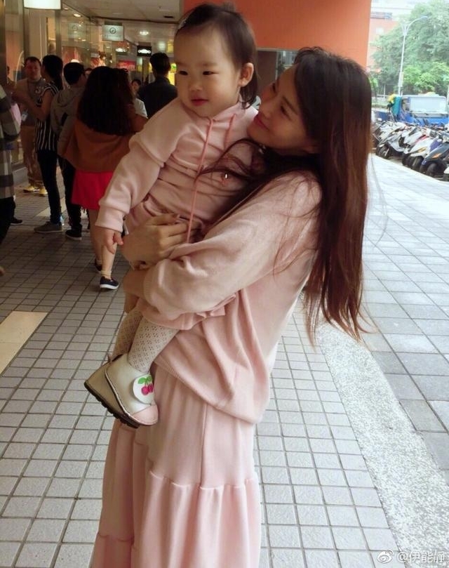 一岁多的孩子长了一张六十岁中年妇女的脸,伊能静女儿被骂惨了