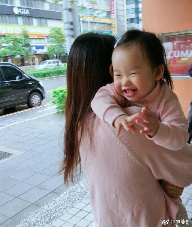 一岁多的孩子长了一张六十岁中年妇女的脸,伊能静女儿被骂惨了