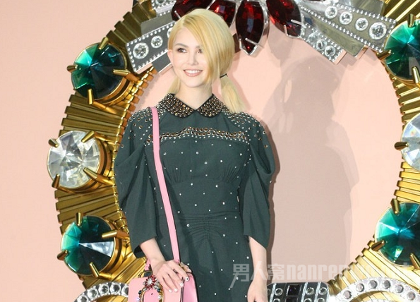 昆凌 昆凌金发似洋娃娃 老公周杰伦贴心陪伴