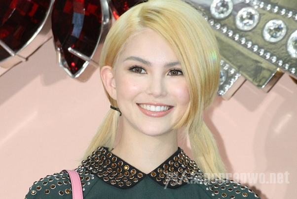 演员昆凌 昆凌金发似洋娃娃 老公周杰伦贴心陪伴