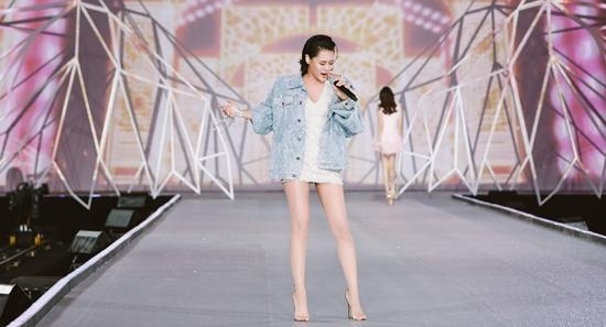 袁娅维嗨唱《天使之路》决赛T台 高晓松“点赞”