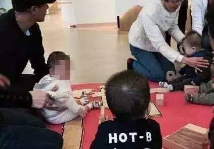 同样是被偷拍, 黄晓明痛斥baby怒视, 她的做法让网友点赞