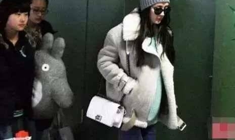 同样是被偷拍, 黄晓明痛斥baby怒视, 她的做法让网友点赞