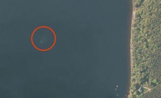 尼斯湖湖面下神秘的生物水怪在潜游 长度约15公尺