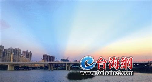 厦门天空昨再现"荚状云"奇观 UFO又来了?