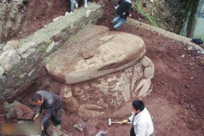 四川一古宅挖出20吨重“螃蟹蟾蜍”形状巨石 四川一古宅挖出20吨重“螃蟹蟾蜍”形状巨石