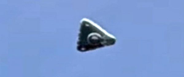 德国卡赛尔市上空出现神秘三角形UFO 拍得十分清晰