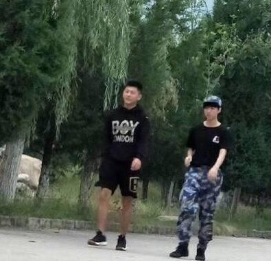 王俊凯军训照曝光——集帅气呆萌于一身