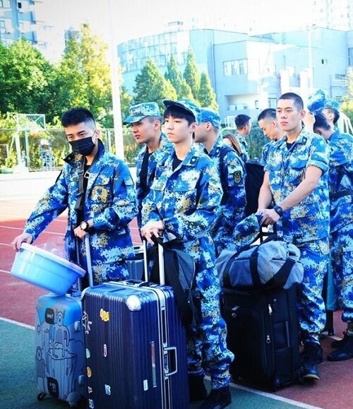 王俊凯军训照曝光——集帅气呆萌于一身