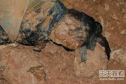 四川成都百年清朝僵尸开棺现场 肉身僵而不腐浑身重布缠绕