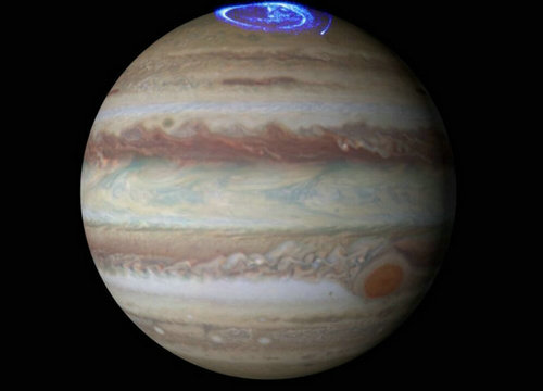 NASA曝光土星两极照片 美轮美奂让人震撼