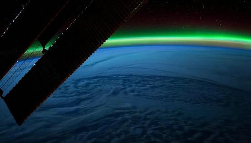 NASA曝光土星两极照片 美轮美奂让人震撼