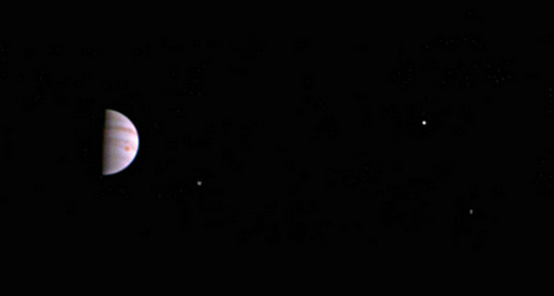 NASA曝光土星两极照片 美轮美奂让人震撼