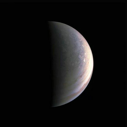 NASA曝光土星两极照片 美轮美奂让人震撼