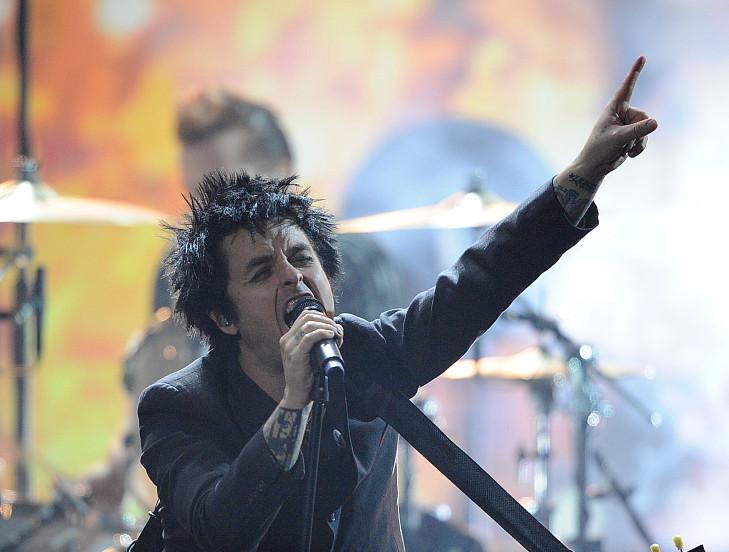 绿日乐队演出意外 高空坠落不幸身亡