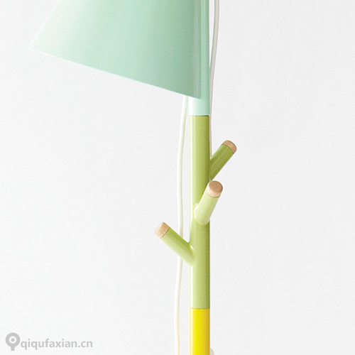 “Stacking Lamp”落地灯 可以根据自己的喜好的颜色堆叠