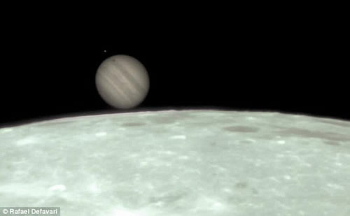 罕见的“月掩星”现象 月球“吃掉了”木星令木星“黯然失色”