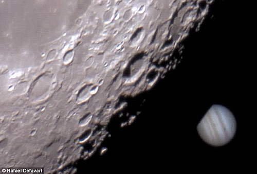 罕见的“月掩星”现象 月球“吃掉了”木星令木星“黯然失色”