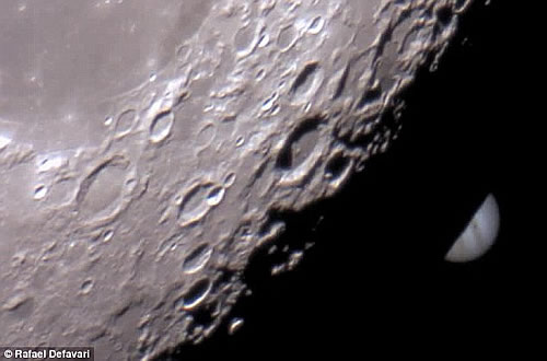 罕见的“月掩星”现象 月球“吃掉了”木星令木星“黯然失色”