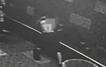 太衰了 男子醉酒后倒挂公园栅栏2小时 练特技么