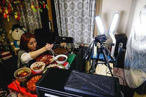 吃饭也能挣钱? 韩美女直播吃饭月入九万