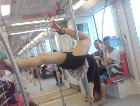 女孩地铁跳钢管舞 衣着暴露吸引众多乘客围观