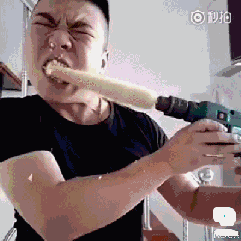 妹子挑战电钻啃玉米 结果发生了可怕的悲剧