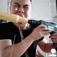 妹子挑战电钻啃玉米 结果发生了可怕的悲剧