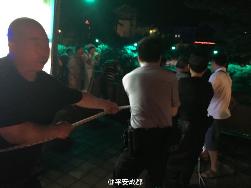 成都情侣模仿泰坦尼克经典桥段 结果悲剧了