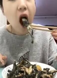 美女直播吃整只青蛙 血淋淋画面好恶心