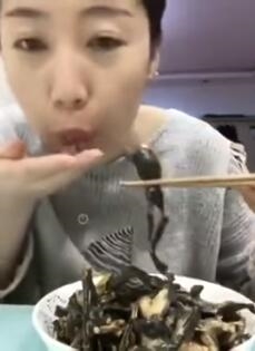 美女直播吃整只青蛙 血淋淋画面好恶心