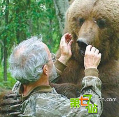盘点人兽同居事件 猛男与千只蜈蚣同居