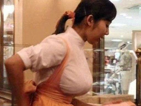女店员胸部太大 竟被顾客投诉