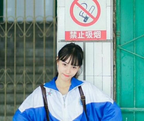 00后女生校服照走红 身材高挑苗条惹人爱