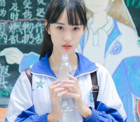 00后女生校服照走红 身材高挑苗条惹人爱