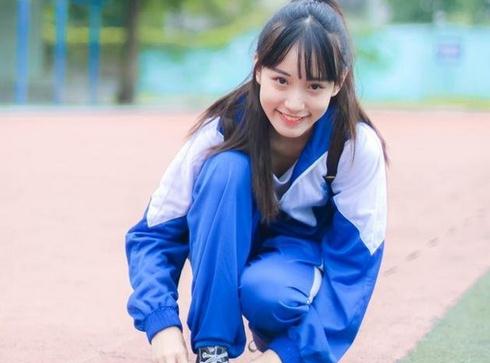 00后女生校服照走红 身材高挑苗条惹人爱