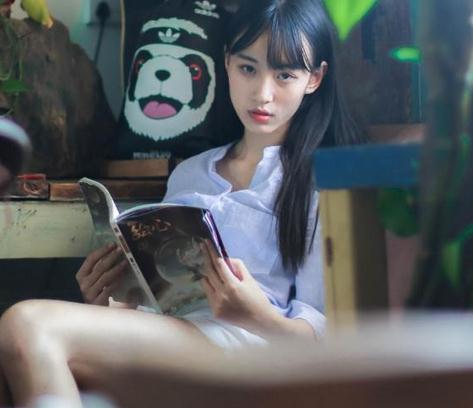 00后女生校服照走红 身材高挑苗条惹人爱