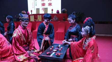 穿汉服行古礼吃素餐 湖北新人倡导节俭婚嫁新风