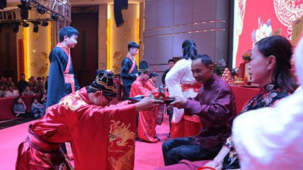 穿汉服行古礼吃素餐 湖北新人倡导节俭婚嫁新风
