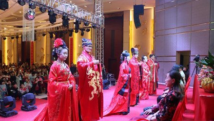 穿汉服行古礼吃素餐 湖北新人倡导节俭婚嫁新风