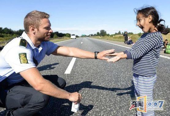 󾯲СŮϷܰж