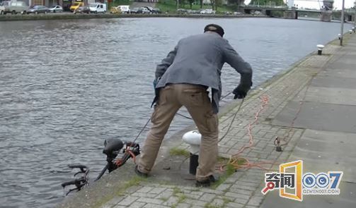 老人用磁铁打捞起出这,没想到是这东西 老人用磁铁打捞起出这,没想到是这东西