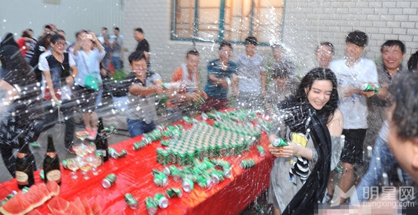 ����������ˮʪ�� Ů����賡������