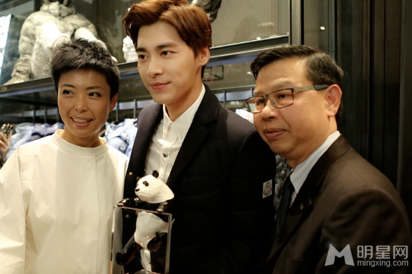 ���׷�˧�������̽� չ����������������