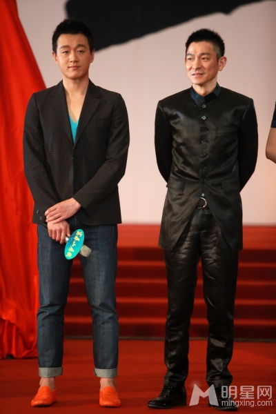 ١��Ϊף�����»���Ů ��ӵ����ǰ��С����