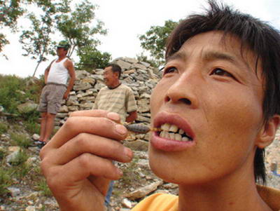 男子爱吃活蝎子身体常年发凉(图)