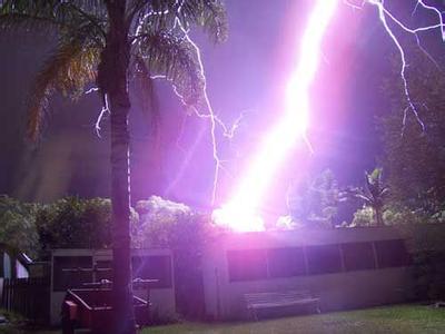 老太家中突遭雷击身亡_老伴近在咫尺毫发未损 老太家中突遭雷击身亡_老伴近在咫尺毫发未损