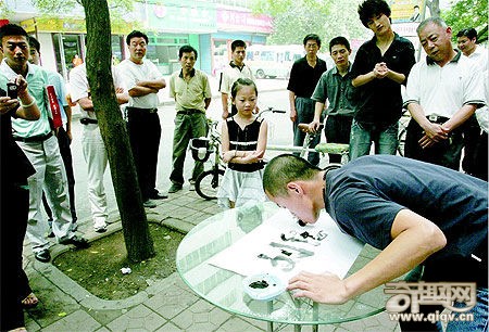 陕西小伙舌头能堵鼻孔蘸墨汁写字(组图)